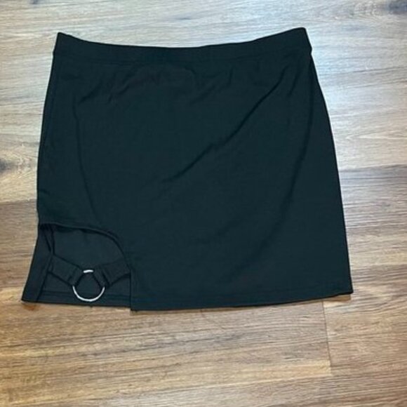 🖤 Black Mini Skirt with Silver Ring Detail — Size Large Plus - Picture 2 of 6